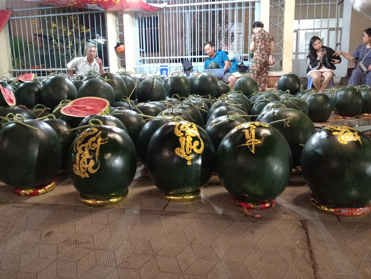 Dưa hấu Cần Thơ giảm giá kỷ lục 8 . 000 Đồng / kg trước Tết Nguyên đán 2026 - Ảnh 6.