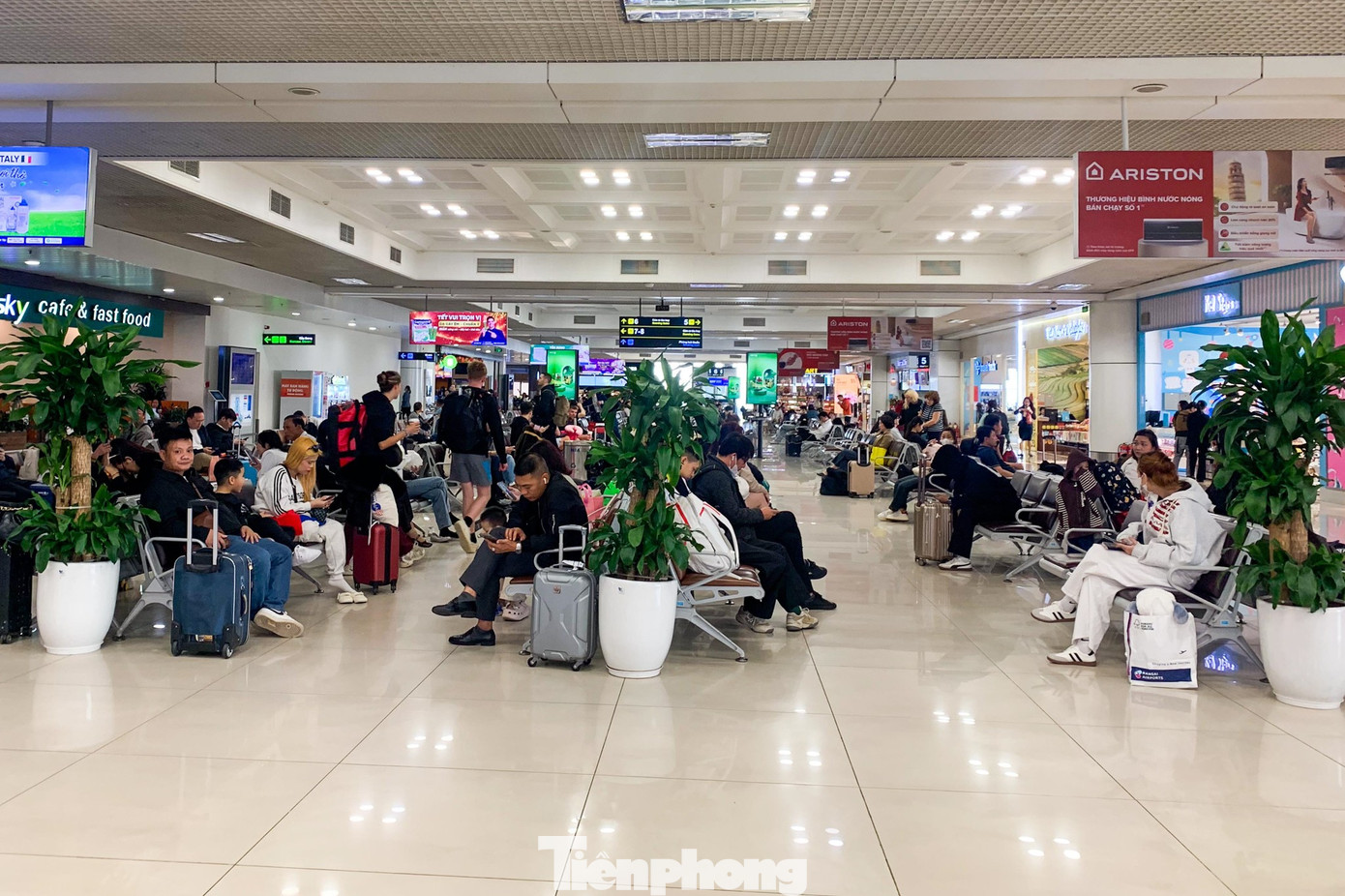 Lạ thường sân bay Nội Bài sáng 29 Tết- Ảnh 9.