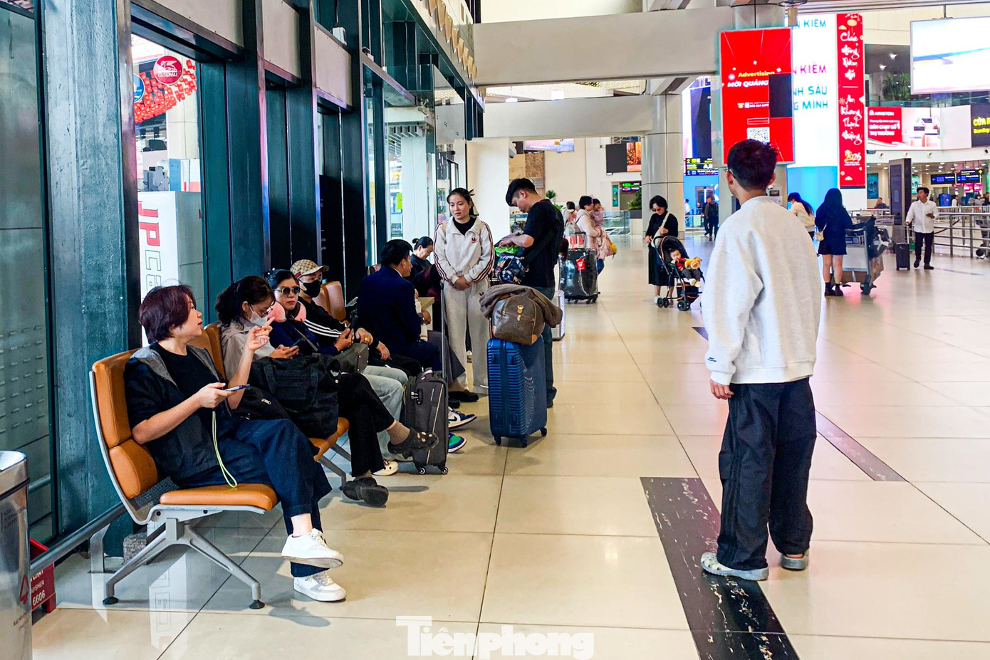 Lạ thường sân bay Nội Bài sáng 29 Tết- Ảnh 8.