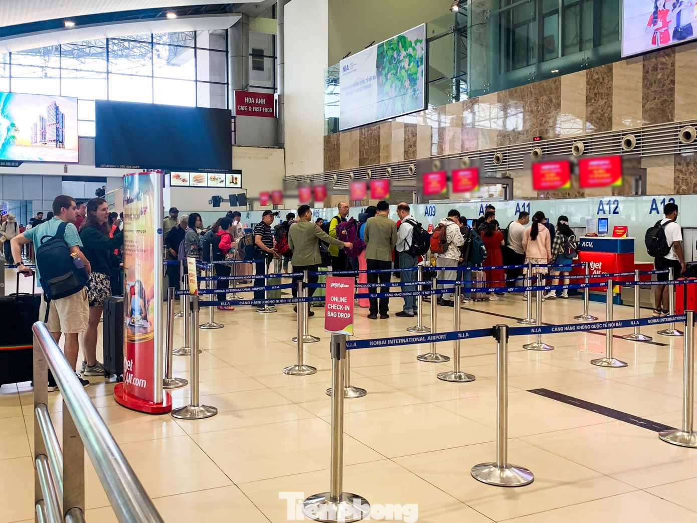 Lạ thường sân bay Nội Bài sáng 29 Tết- Ảnh 1.