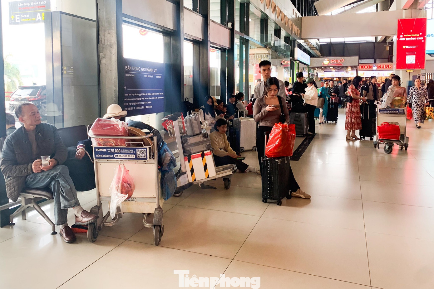 Lạ thường sân bay Nội Bài sáng 29 Tết- Ảnh 4.