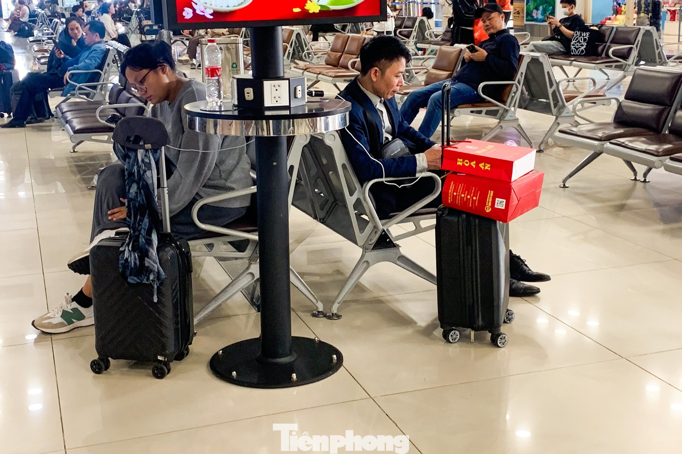 Lạ thường sân bay Nội Bài sáng 29 Tết- Ảnh 7.