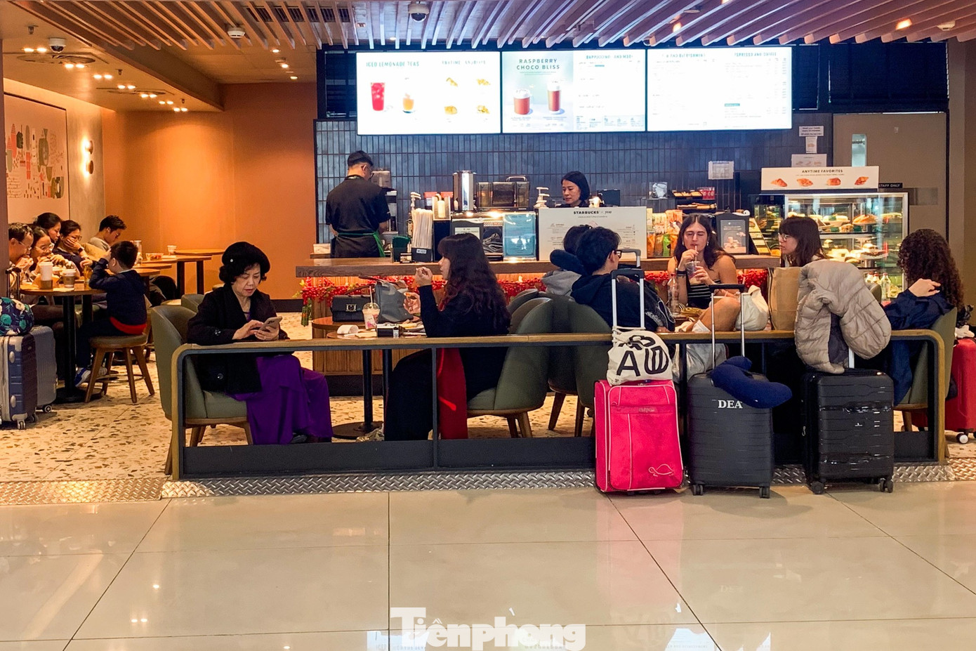 Lạ thường sân bay Nội Bài sáng 29 Tết- Ảnh 12.