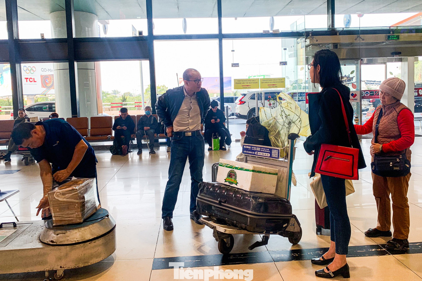 Lạ thường sân bay Nội Bài sáng 29 Tết- Ảnh 6.