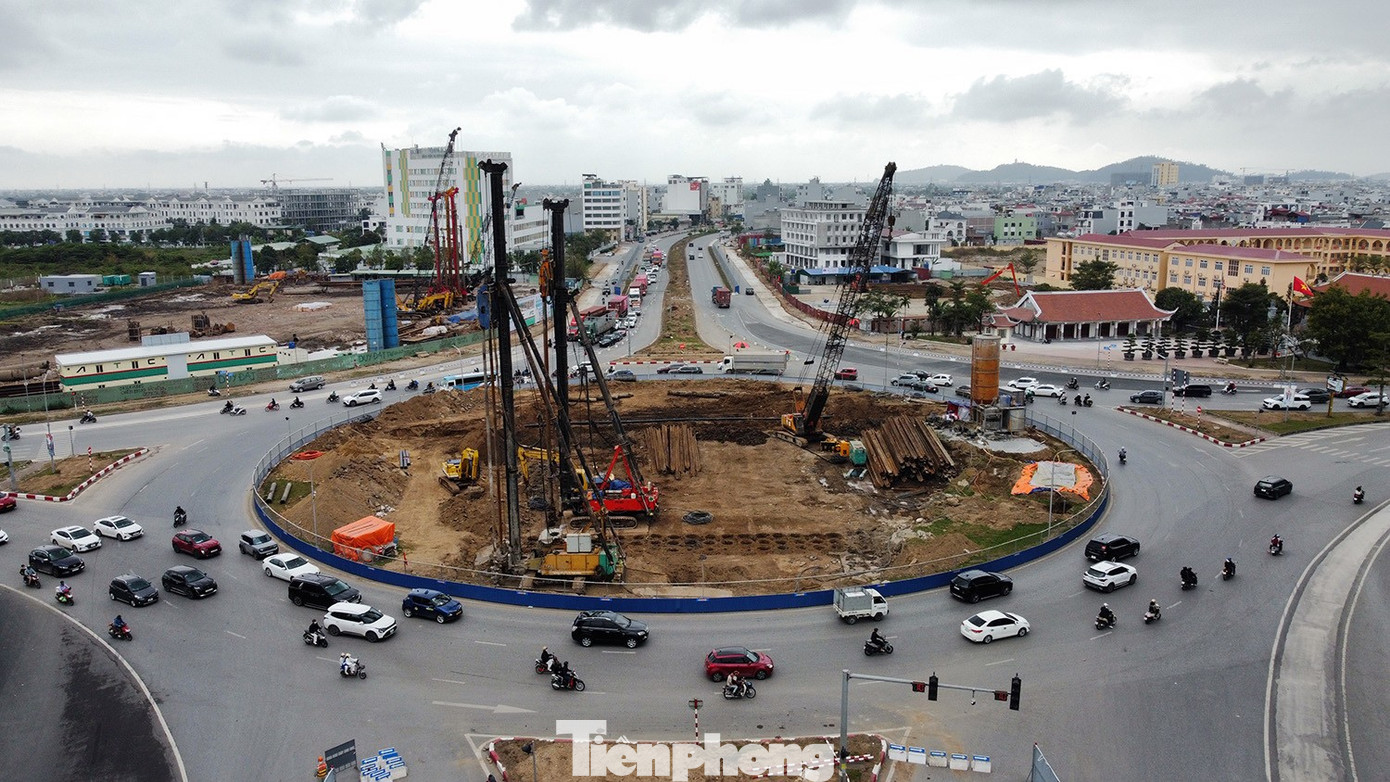 Lắp đèn chiếu sáng cho người dân qua công trường giao thông đẹp nhất Hải Phòng ngày Tết- Ảnh 2.