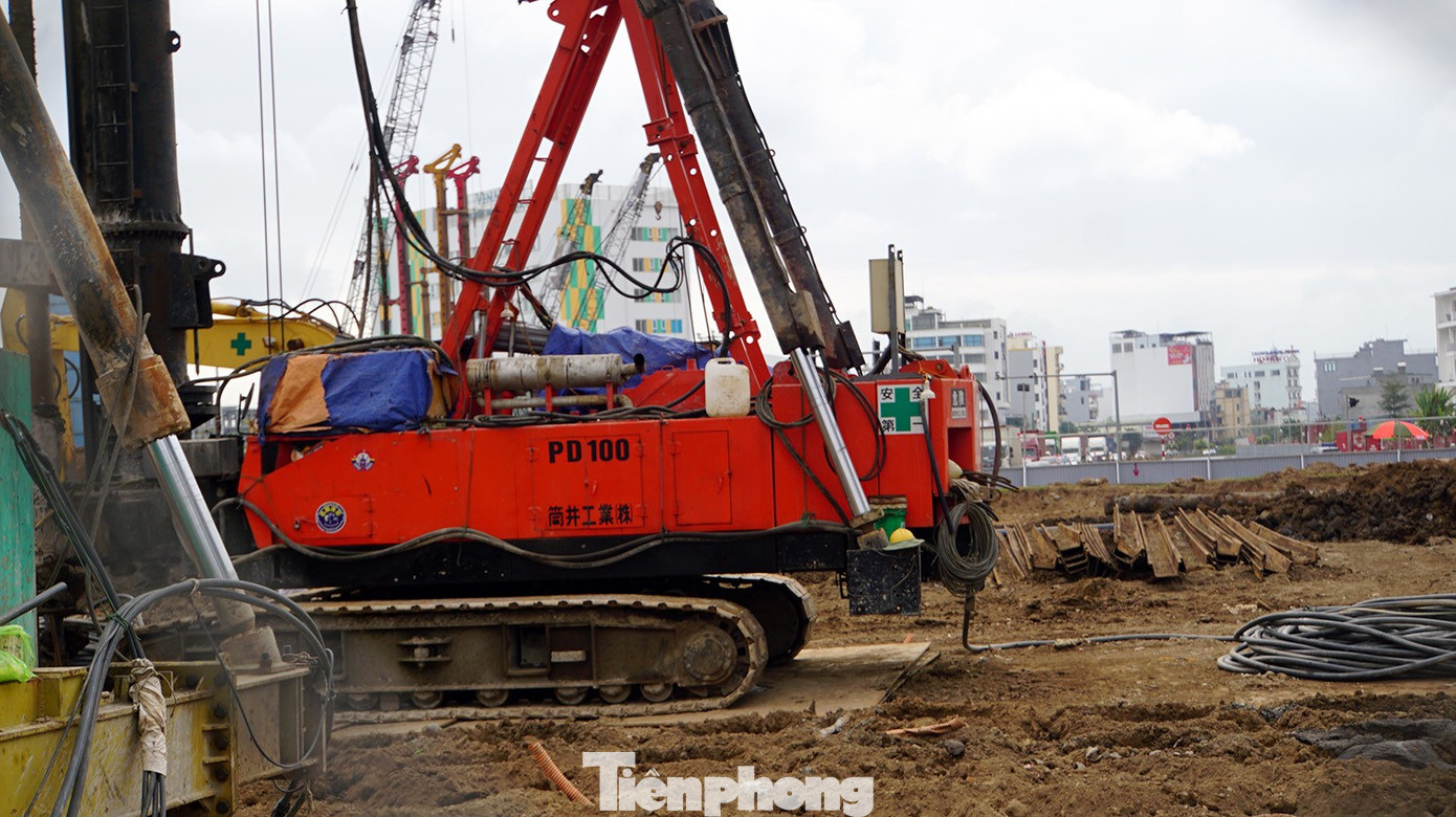 Lắp đèn chiếu sáng cho người dân qua công trường giao thông đẹp nhất Hải Phòng ngày Tết- Ảnh 3.