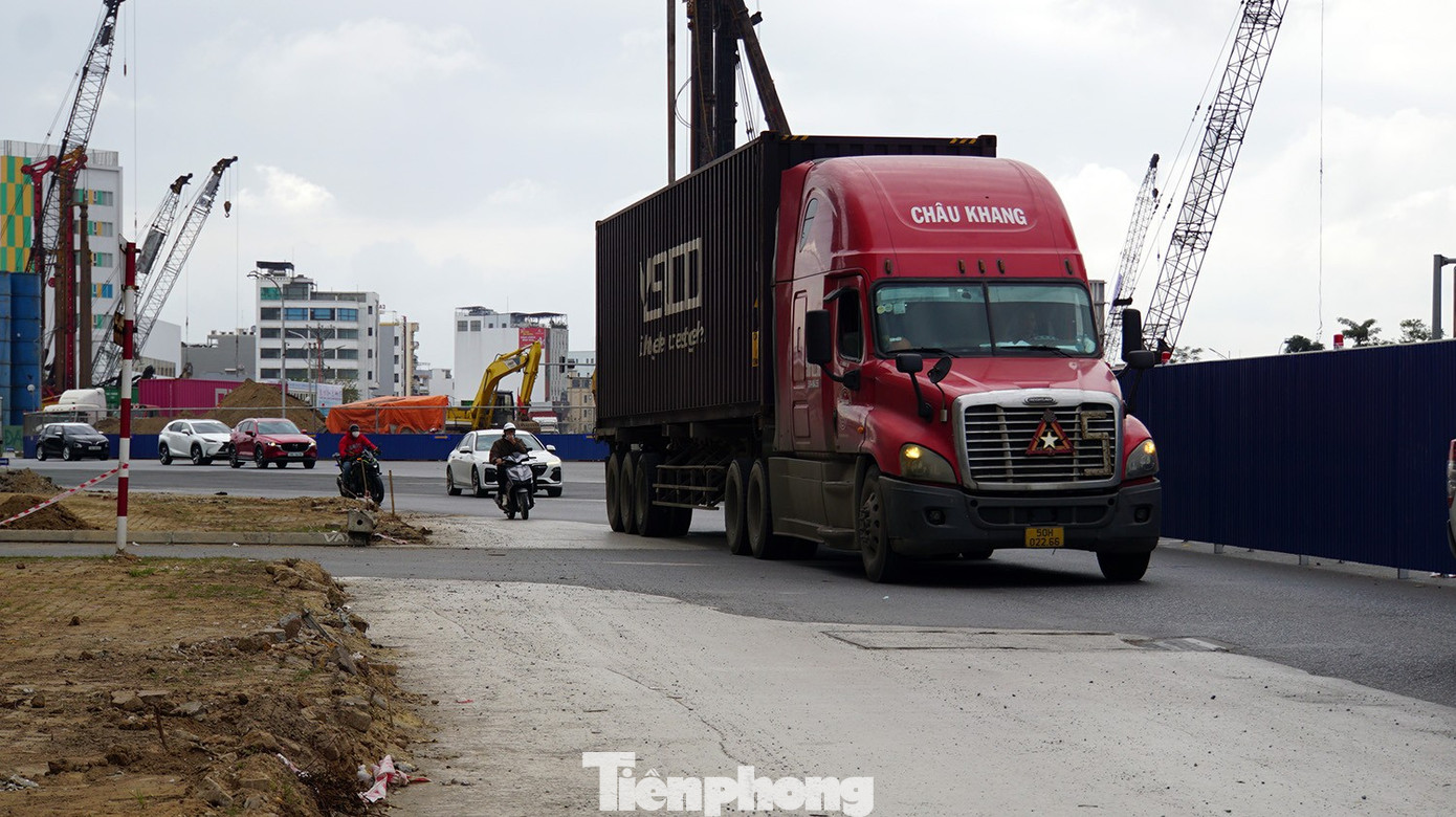 Lắp đèn chiếu sáng cho người dân qua công trường giao thông đẹp nhất Hải Phòng ngày Tết- Ảnh 7.