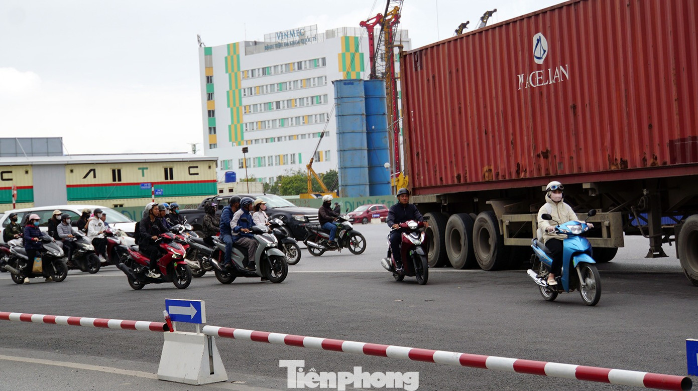 Lắp đèn chiếu sáng cho người dân qua công trường giao thông đẹp nhất Hải Phòng ngày Tết- Ảnh 11.