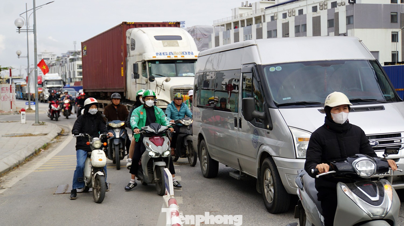 Lắp đèn chiếu sáng cho người dân qua công trường giao thông đẹp nhất Hải Phòng ngày Tết- Ảnh 12.