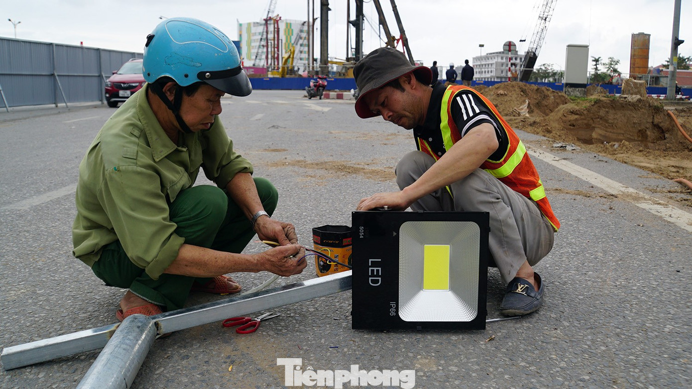 Lắp đèn chiếu sáng cho người dân qua công trường giao thông đẹp nhất Hải Phòng ngày Tết- Ảnh 9.
