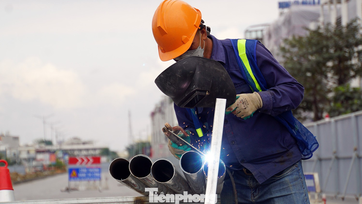 Lắp đèn chiếu sáng cho người dân qua công trường giao thông đẹp nhất Hải Phòng ngày Tết- Ảnh 8.