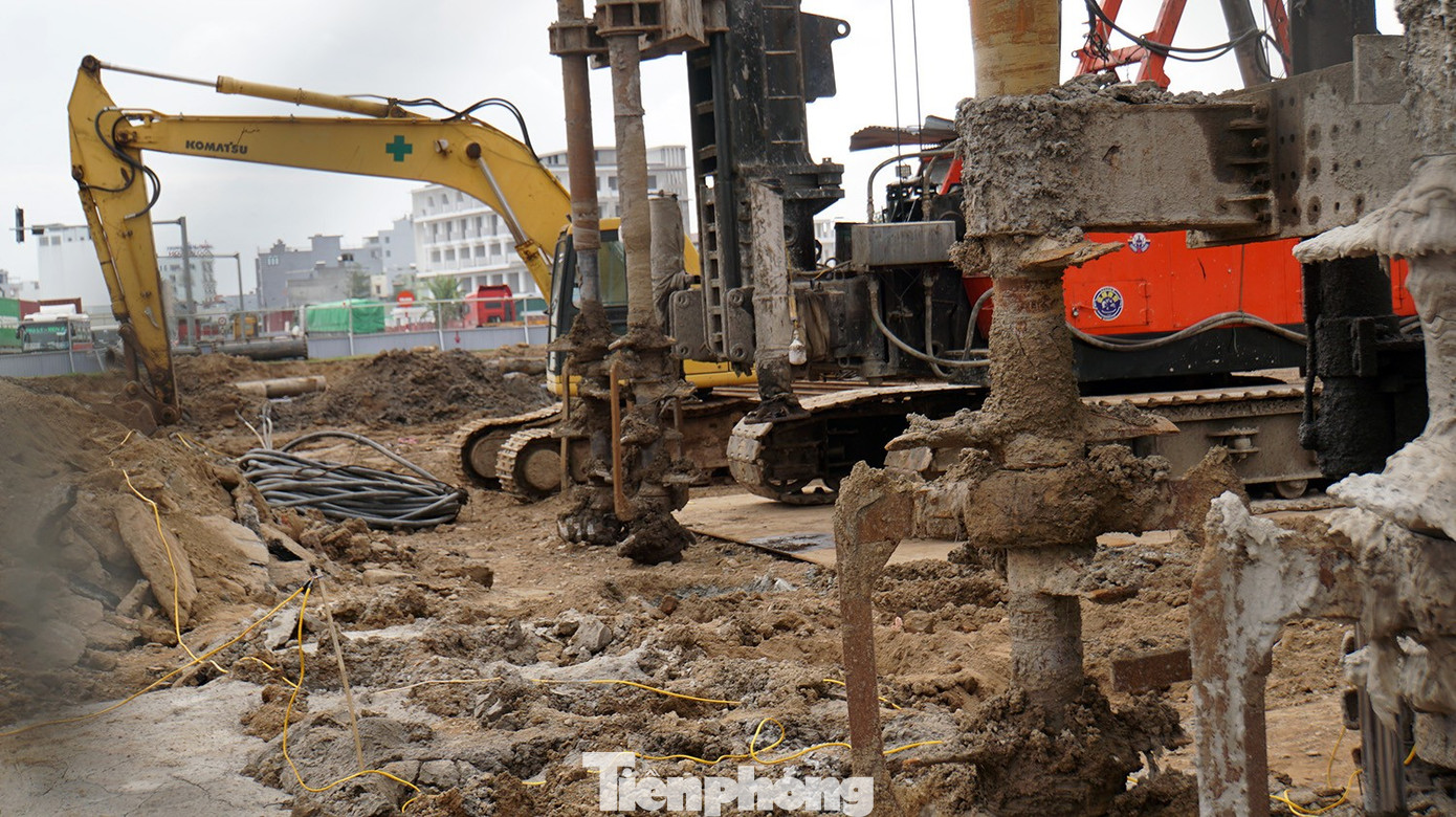 Lắp đèn chiếu sáng cho người dân qua công trường giao thông đẹp nhất Hải Phòng ngày Tết- Ảnh 4.