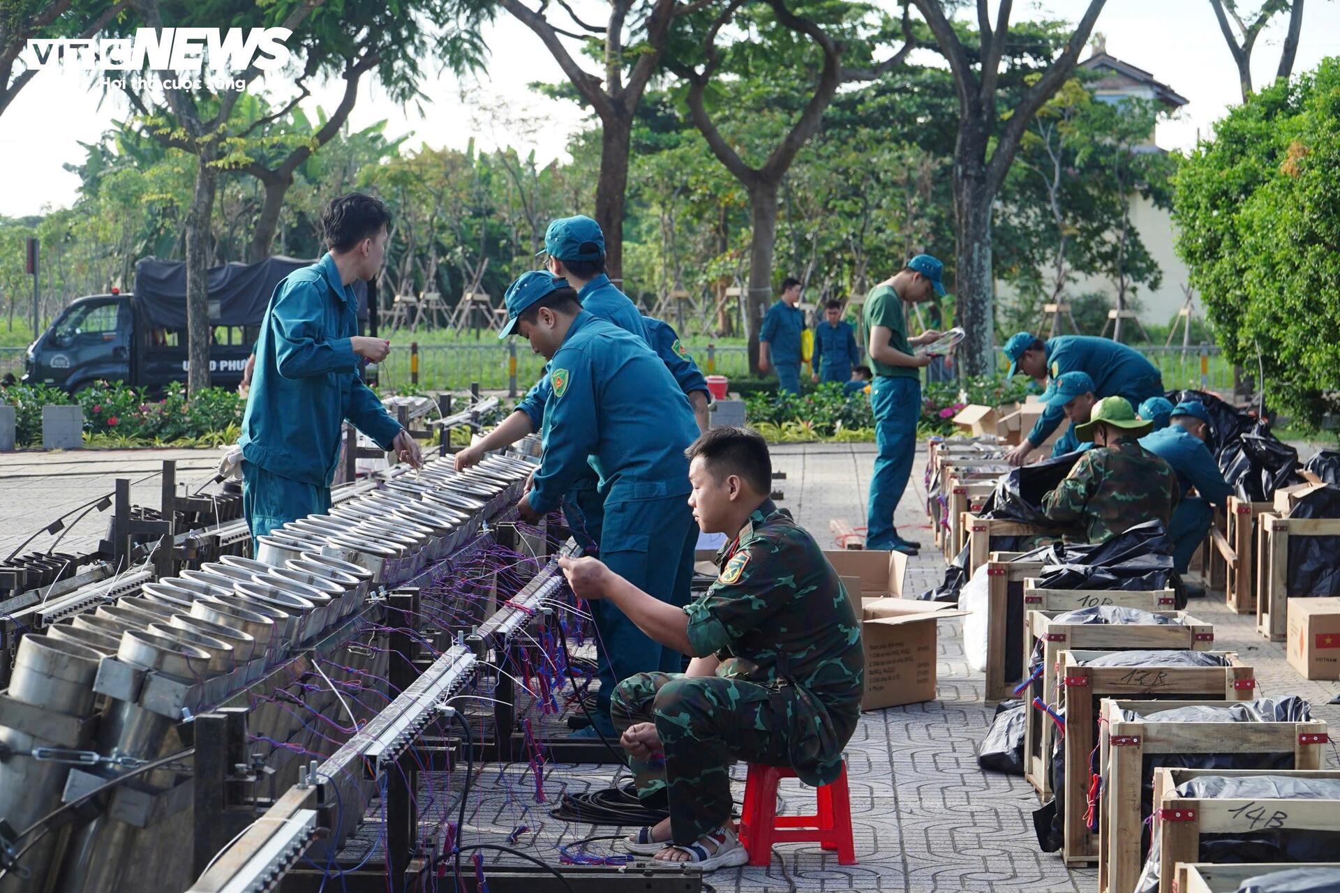 Cận cảnh trận địa pháo hoa ở TP.HCM sẵn sàng khai hỏa đón giao thừa- Ảnh 8.