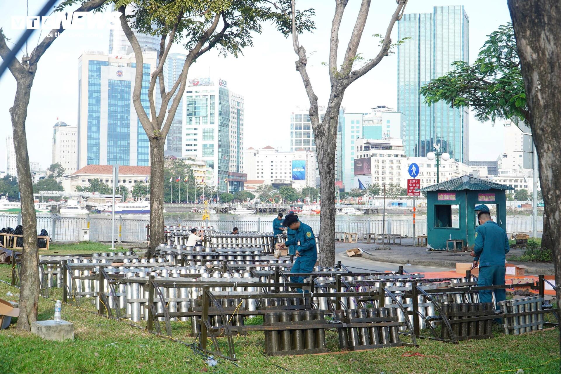Cận cảnh trận địa pháo hoa ở TP.HCM sẵn sàng khai hỏa đón giao thừa- Ảnh 7.