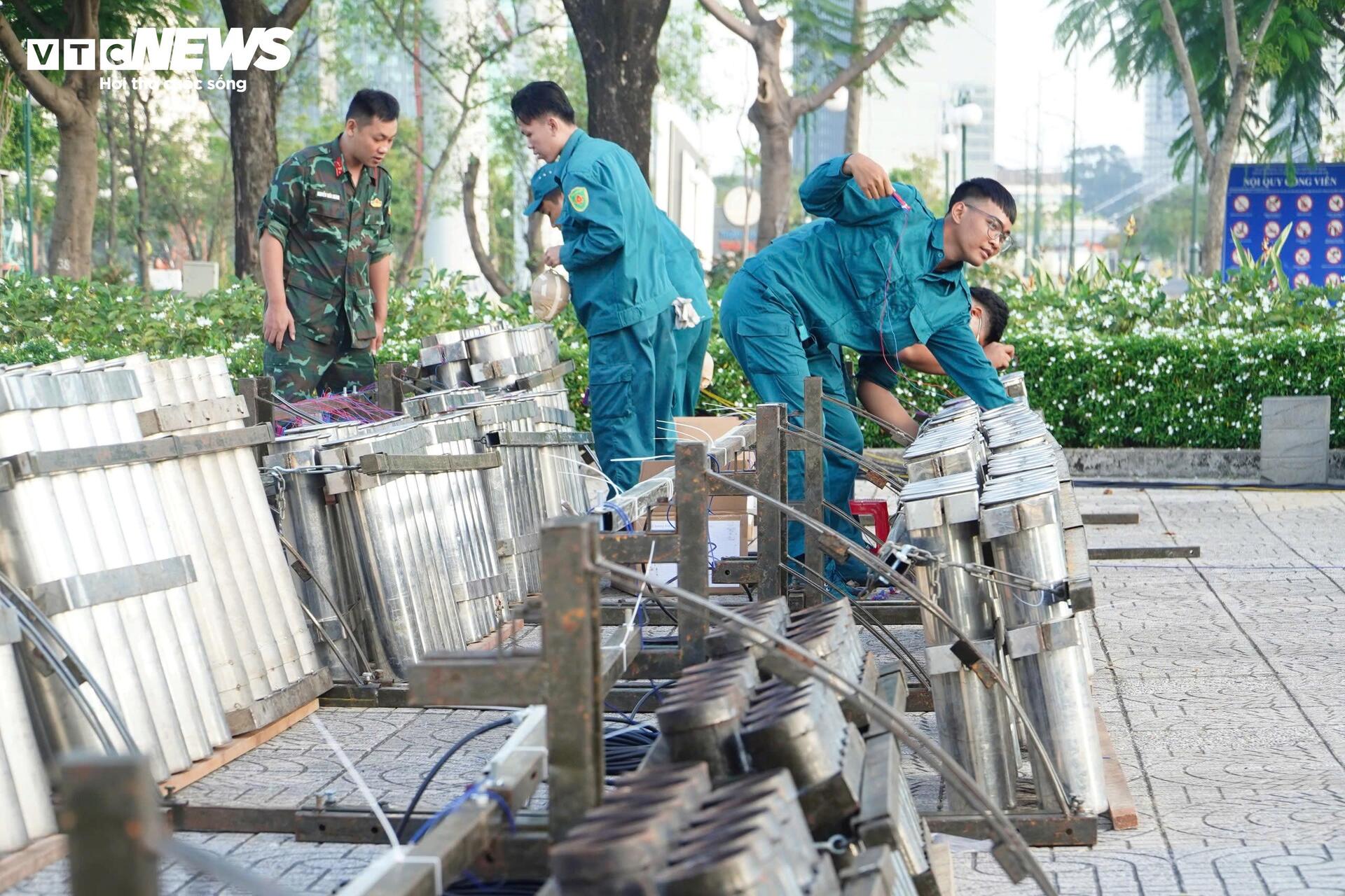 Cận cảnh trận địa pháo hoa ở TP.HCM sẵn sàng khai hỏa đón giao thừa- Ảnh 3.