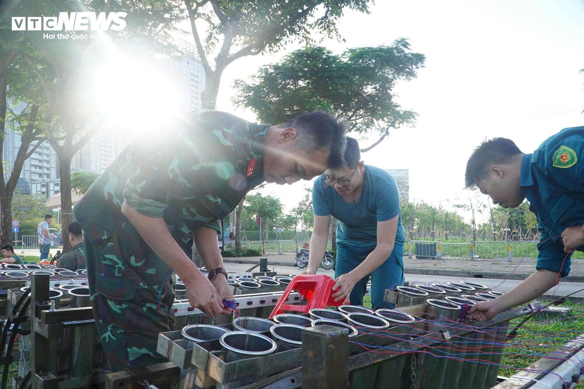 Cận cảnh trận địa pháo hoa ở TP.HCM sẵn sàng khai hỏa đón giao thừa- Ảnh 2.