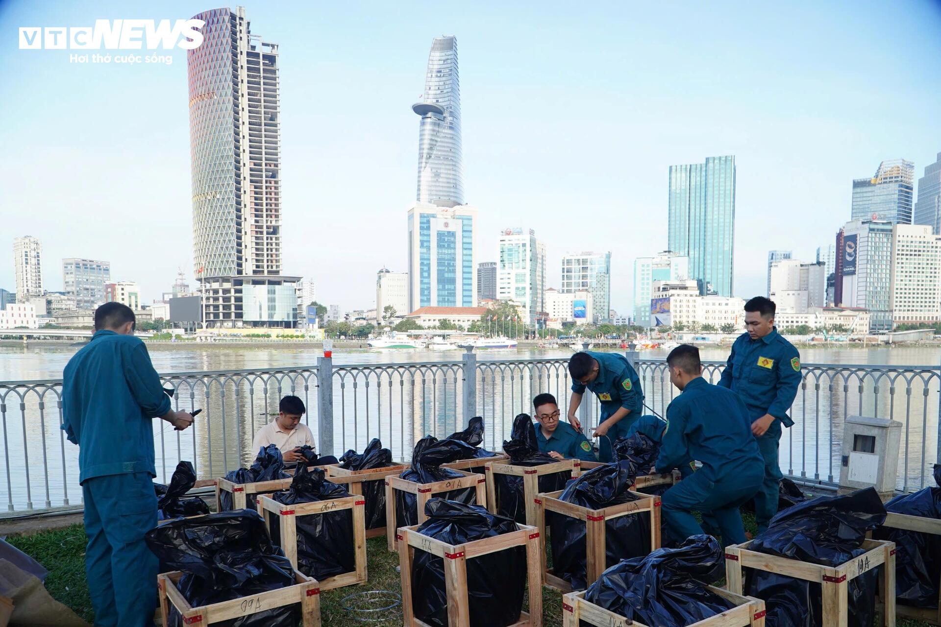 Cận cảnh trận địa pháo hoa ở TP.HCM sẵn sàng khai hỏa đón giao thừa- Ảnh 1.