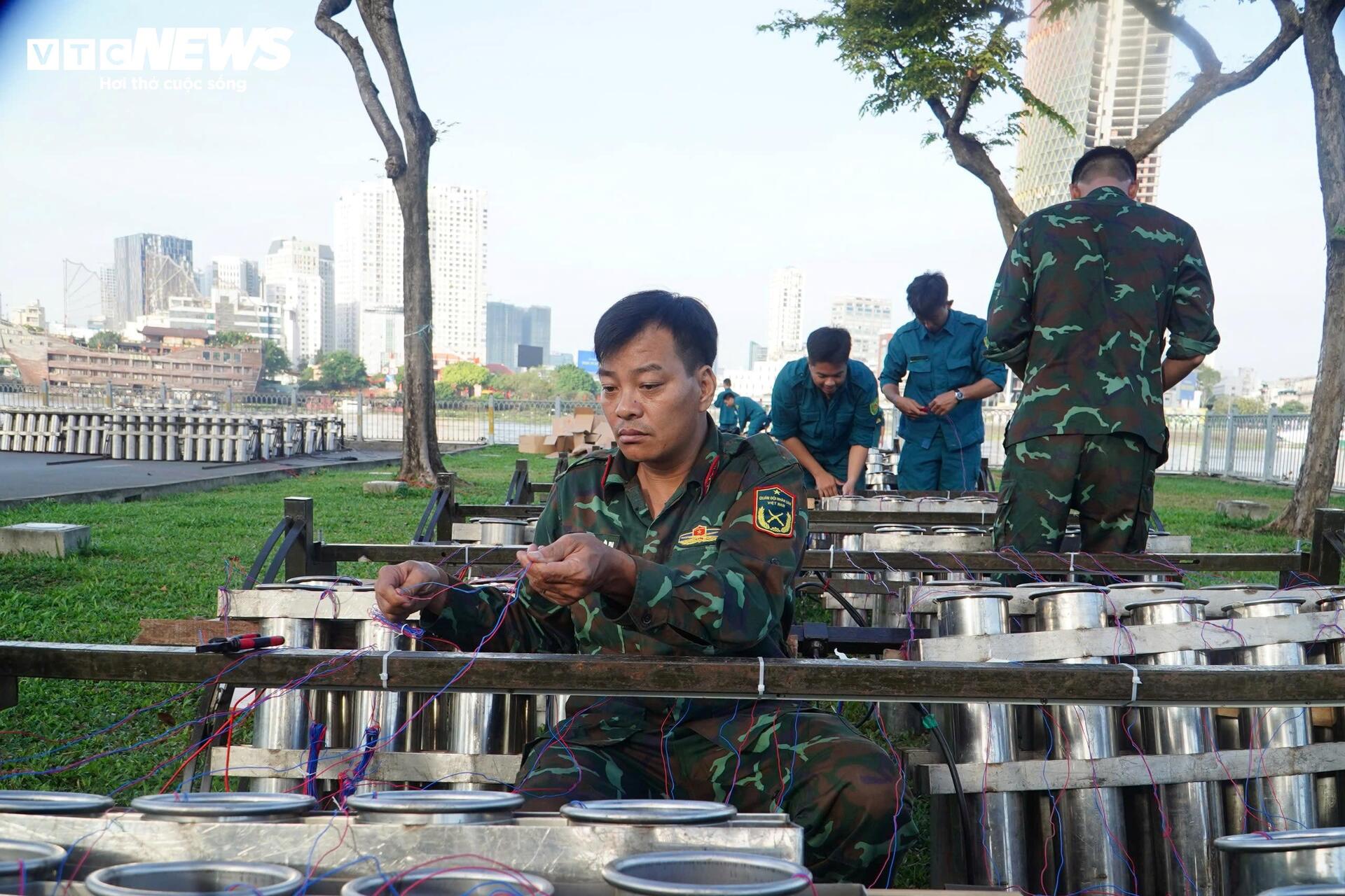 Cận cảnh trận địa pháo hoa ở TP.HCM sẵn sàng khai hỏa đón giao thừa- Ảnh 4.