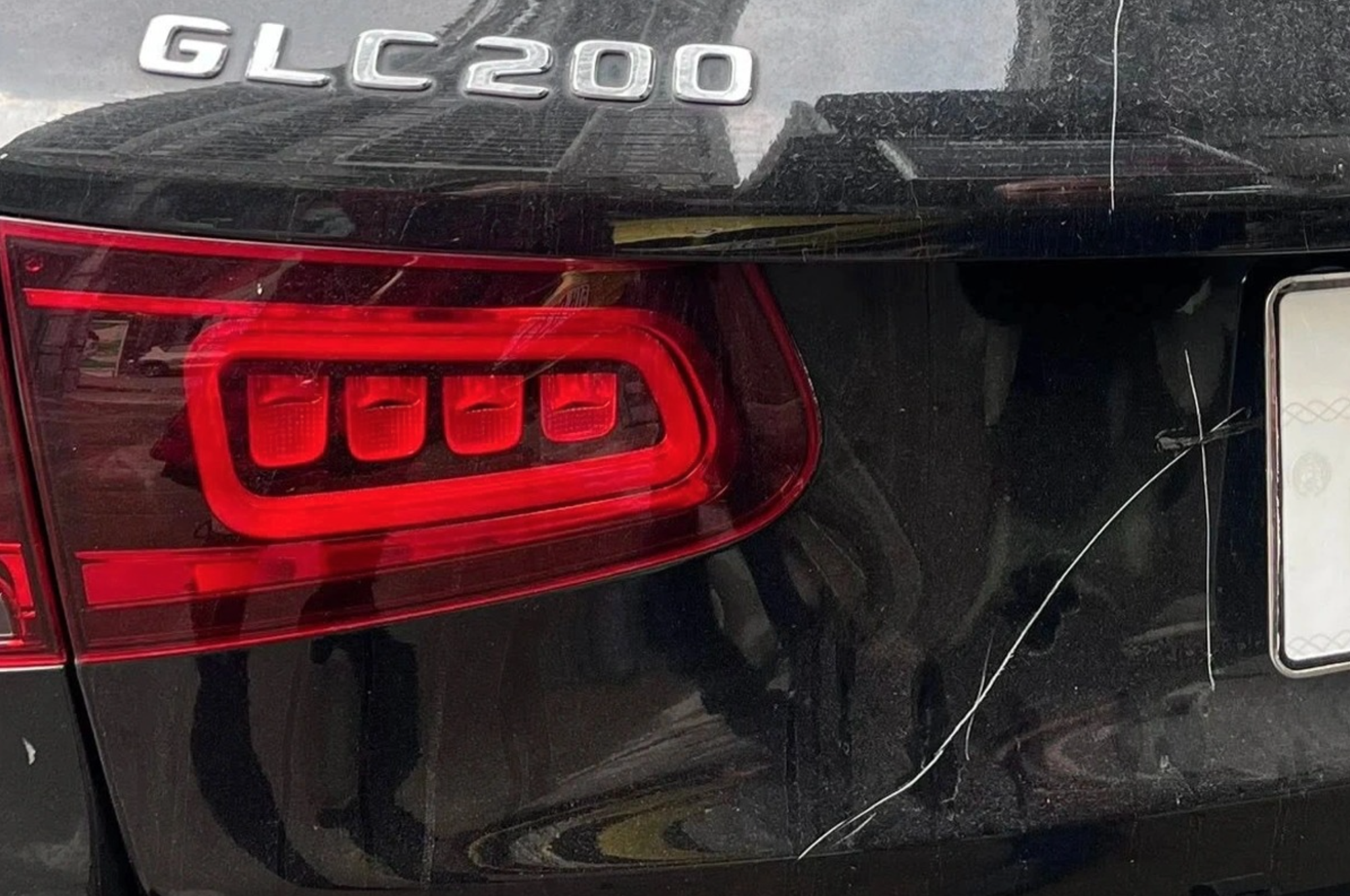 Vụ Mercedes bị đập gương, cào xước khi đỗ bên đường: Công an Hà Nội ra quyết định- Ảnh 1. Vụ Mercedes bị đập gương, cào xước khi đỗ bên đường: Công an Hà Nội ra quyết định- Ảnh 1.