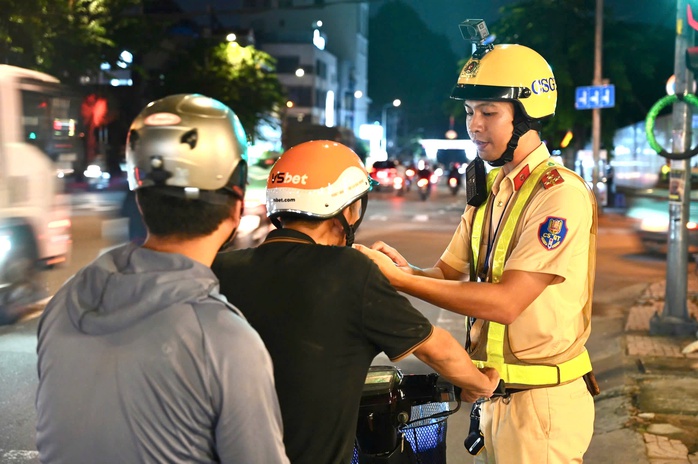 Từ mùng 1 Tết, CSGT sẽ đo nồng độ cồn- Ảnh 1. Từ mùng 1 Tết, CSGT sẽ đo nồng độ cồn- Ảnh 1.