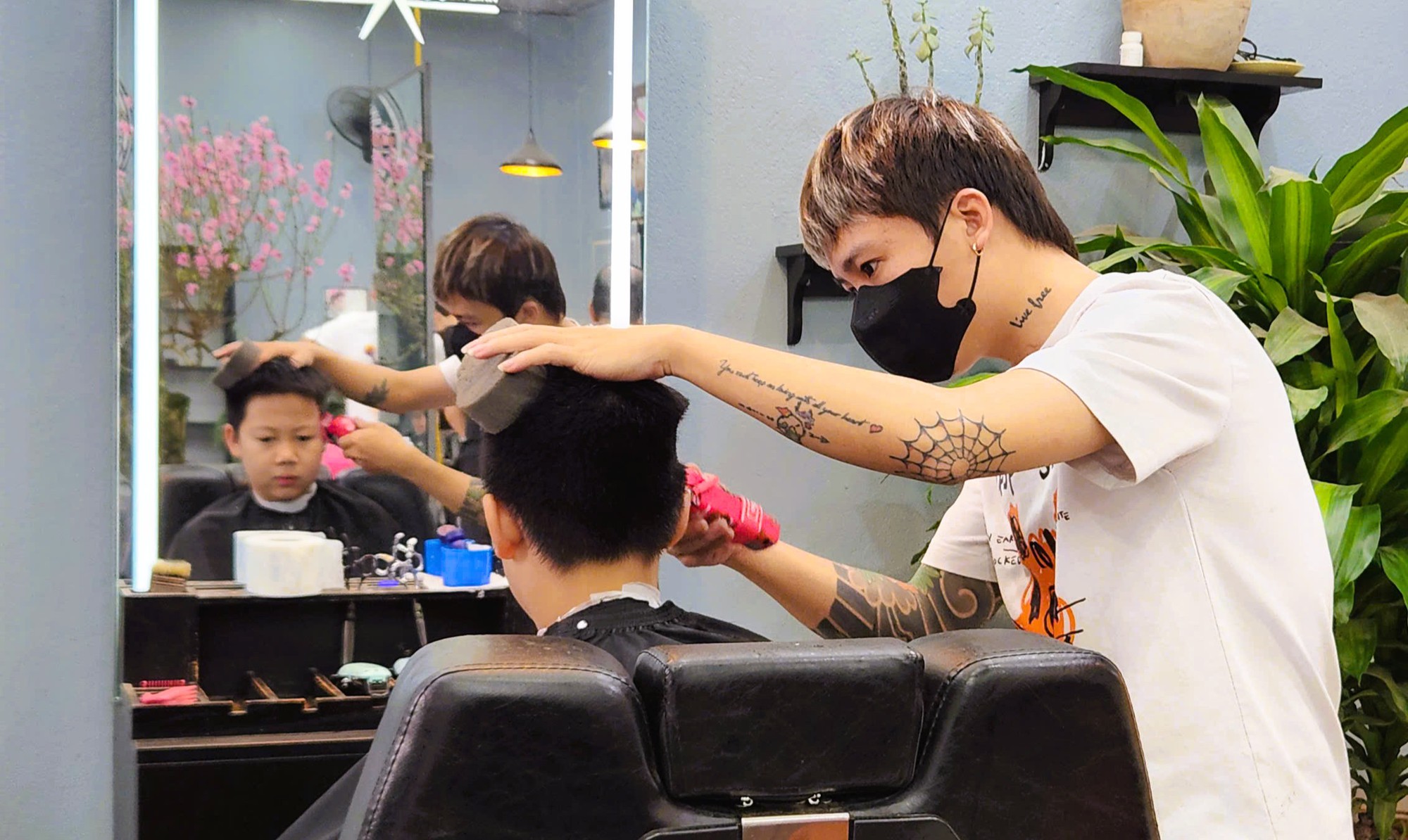 Những nghề "hốt bạc" ngày cận Tết- Ảnh 4. Những nghề "hốt bạc" ngày cận Tết- Ảnh 4.