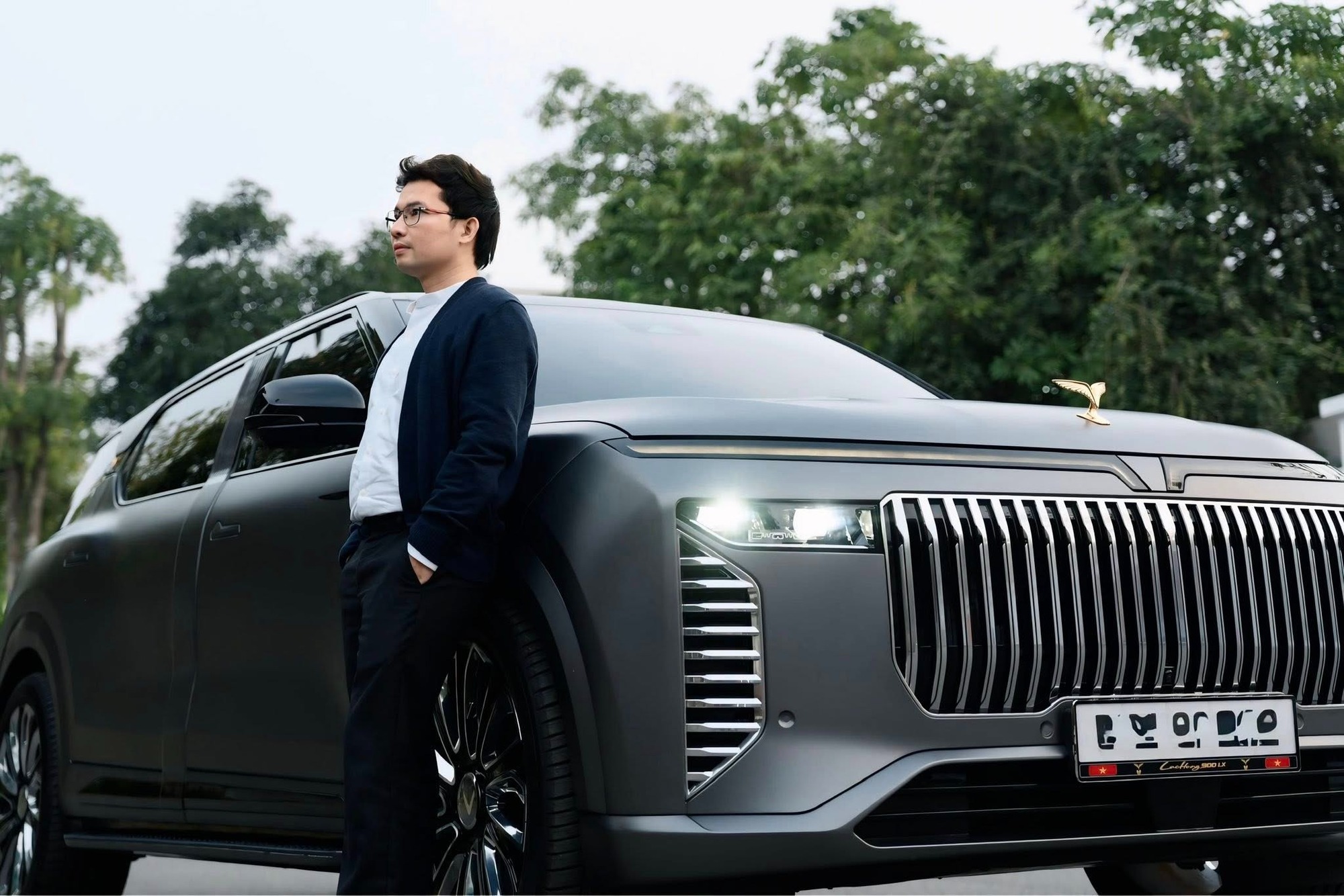 CEO GSM flex nhẹ Lạc Hồng 900 LX bản ghi xám cực lạ, 'vibe' chủ tịch ngập tràn: 'Tôi thay đổi để nhìn lực và trẻ trung hợp với độ tuổi 18+ của mình'- Ảnh 1. CEO GSM flex nhẹ Lạc Hồng 900 LX bản ghi xám cực lạ, 'vibe' chủ tịch ngập tràn: 'Tôi thay đổi để nhìn lực và trẻ trung hợp với độ tuổi 18+ của mình'- Ảnh 1.