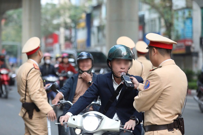 Ra quân mùng 1 Tết, CSGT phát hiện 1.570 trường hợp vi phạm nồng độ cồn- Ảnh 1.