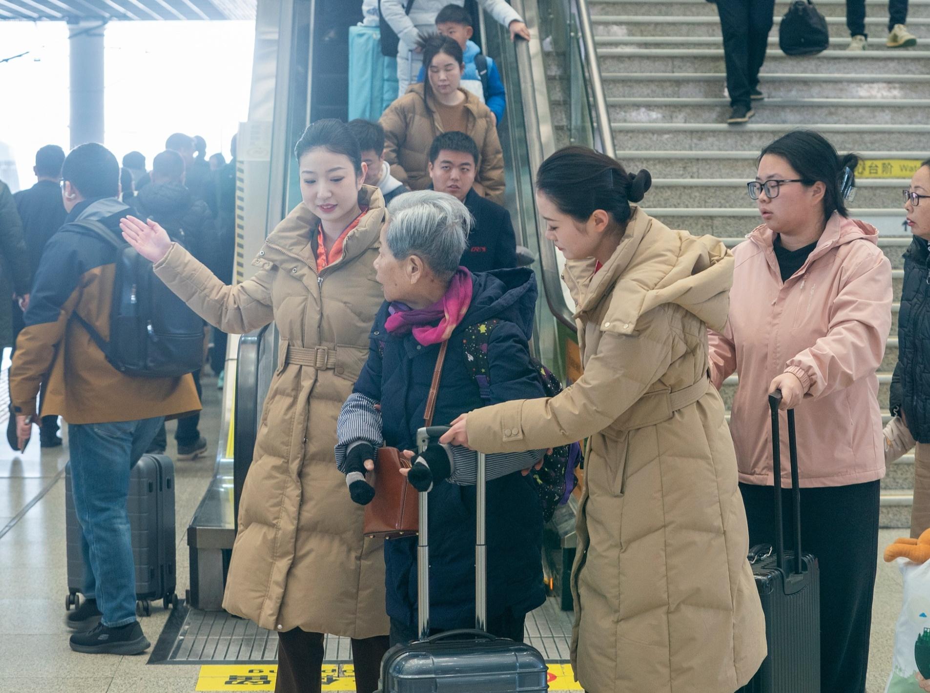 Đường về quê bằng mấy tháng lương, nhiều gia đình tiết kiệm bằng cách "đón Tết ngược" ở thành phố- Ảnh 2.