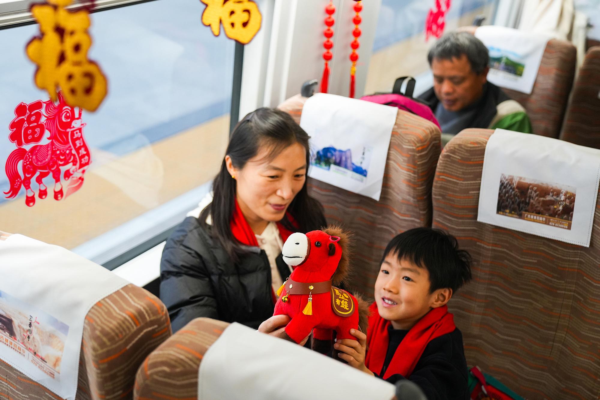 Đường về quê bằng mấy tháng lương, nhiều gia đình tiết kiệm bằng cách "đón Tết ngược" ở thành phố- Ảnh 1.