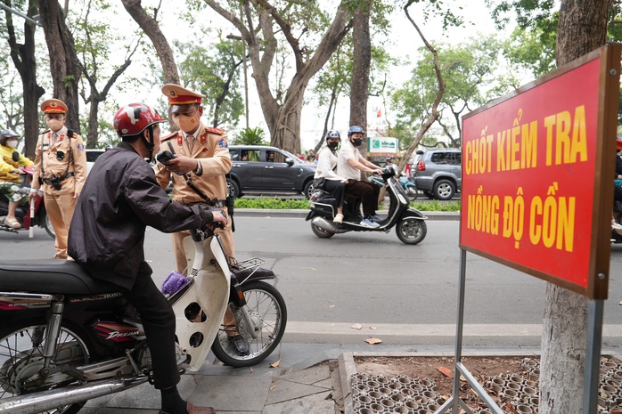 CSGT cả nước ra quân xử lý nồng độ cồn trong ngày mùng 1 Tết- Ảnh 2.