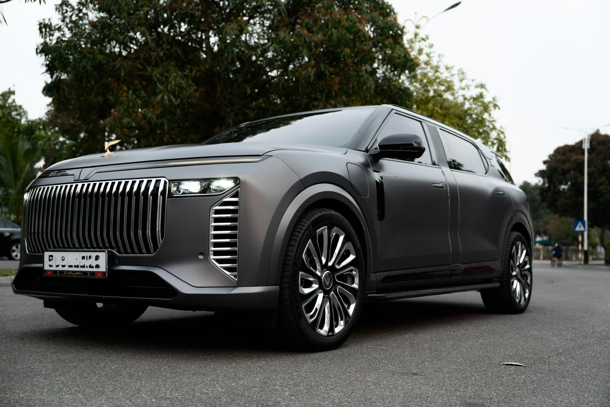 CEO GSM flex nhẹ Lạc Hồng 900 LX bản ghi xám cực lạ, 'vibe' chủ tịch ngập tràn: 'Tôi thay đổi để nhìn lực và trẻ trung hợp với độ tuổi 18+ của mình'- Ảnh 3. CEO GSM flex nhẹ Lạc Hồng 900 LX bản ghi xám cực lạ, 'vibe' chủ tịch ngập tràn: 'Tôi thay đổi để nhìn lực và trẻ trung hợp với độ tuổi 18+ của mình'- Ảnh 3.