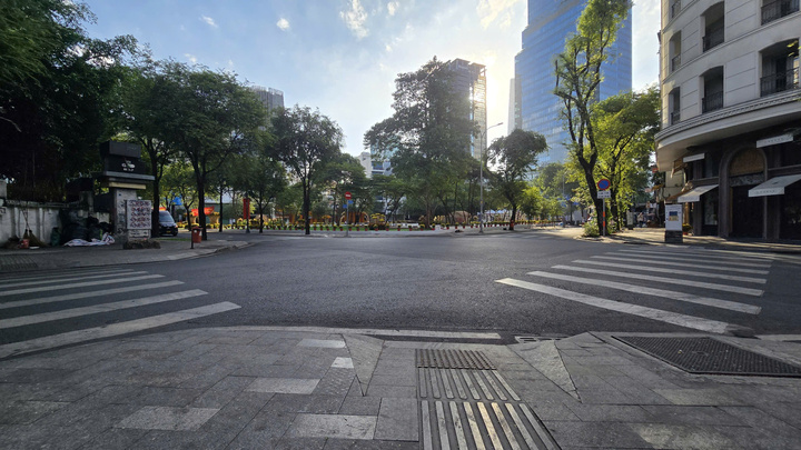 Cảnh vắng lặng hiếm thấy của đường phố Hà Nội, TP.HCM sáng mùng 1 Tết- Ảnh 3.