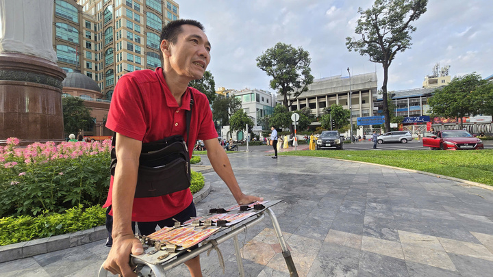 Cảnh vắng lặng hiếm thấy của đường phố Hà Nội, TP.HCM sáng mùng 1 Tết- Ảnh 9.