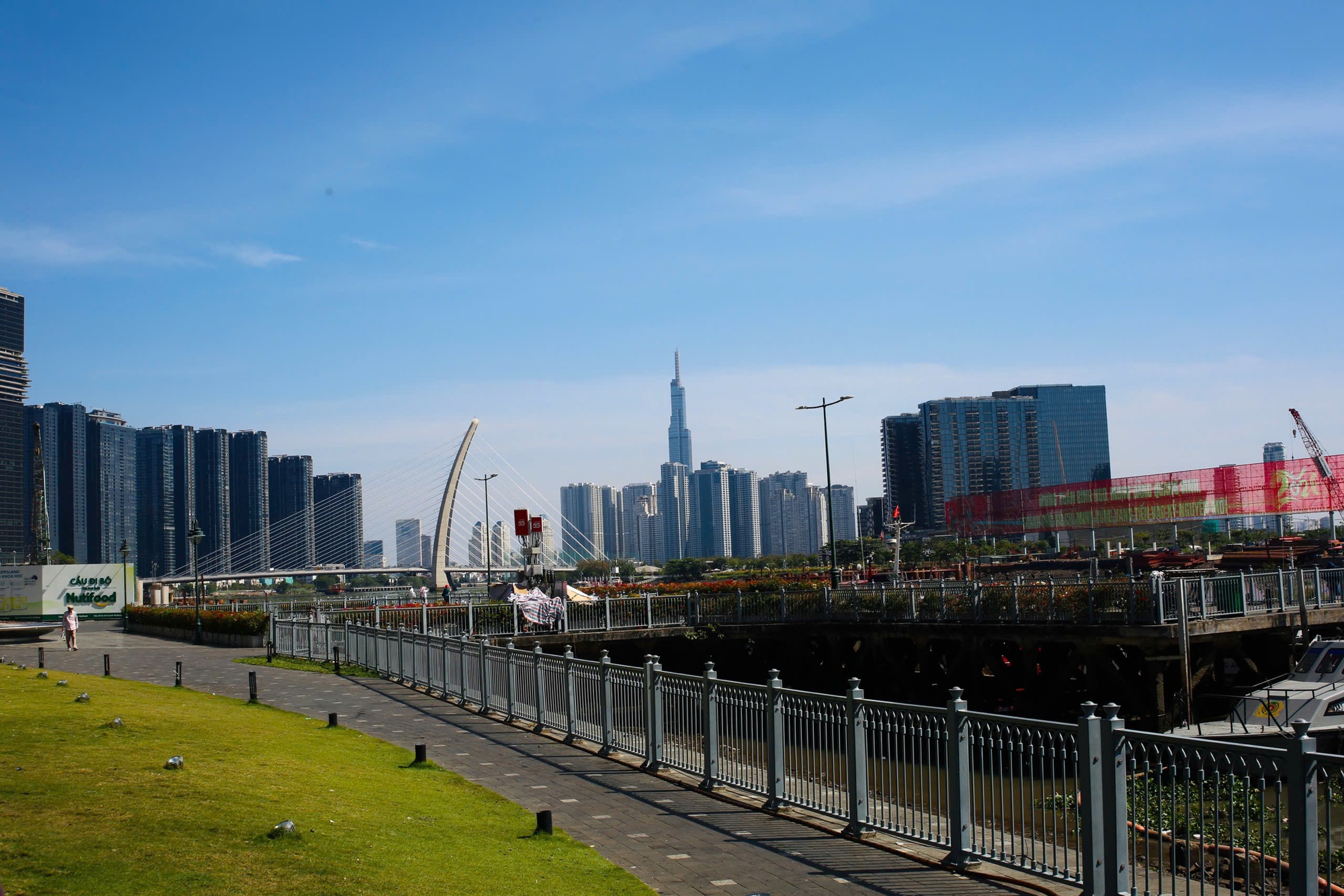 Hình ảnh phố phường TPHCM "khác lạ" ngày đầu năm mới- Ảnh 6.