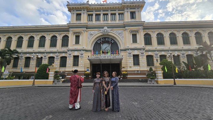 Cảnh vắng lặng hiếm thấy của đường phố Hà Nội, TP.HCM sáng mùng 1 Tết- Ảnh 7.