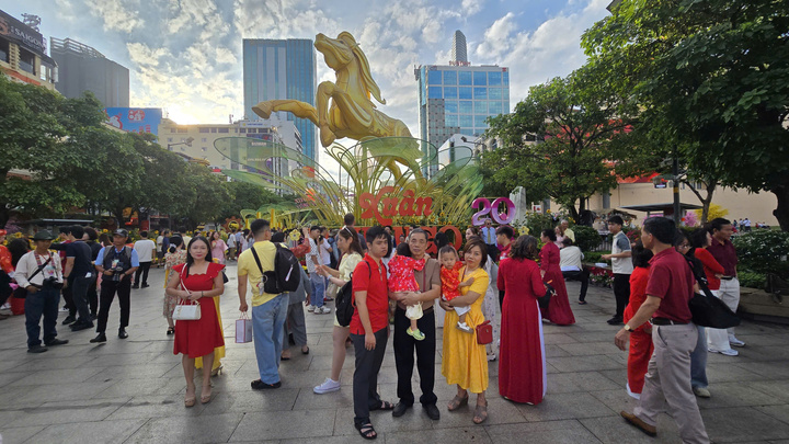 Cảnh vắng lặng hiếm thấy của đường phố Hà Nội, TP.HCM sáng mùng 1 Tết- Ảnh 10.