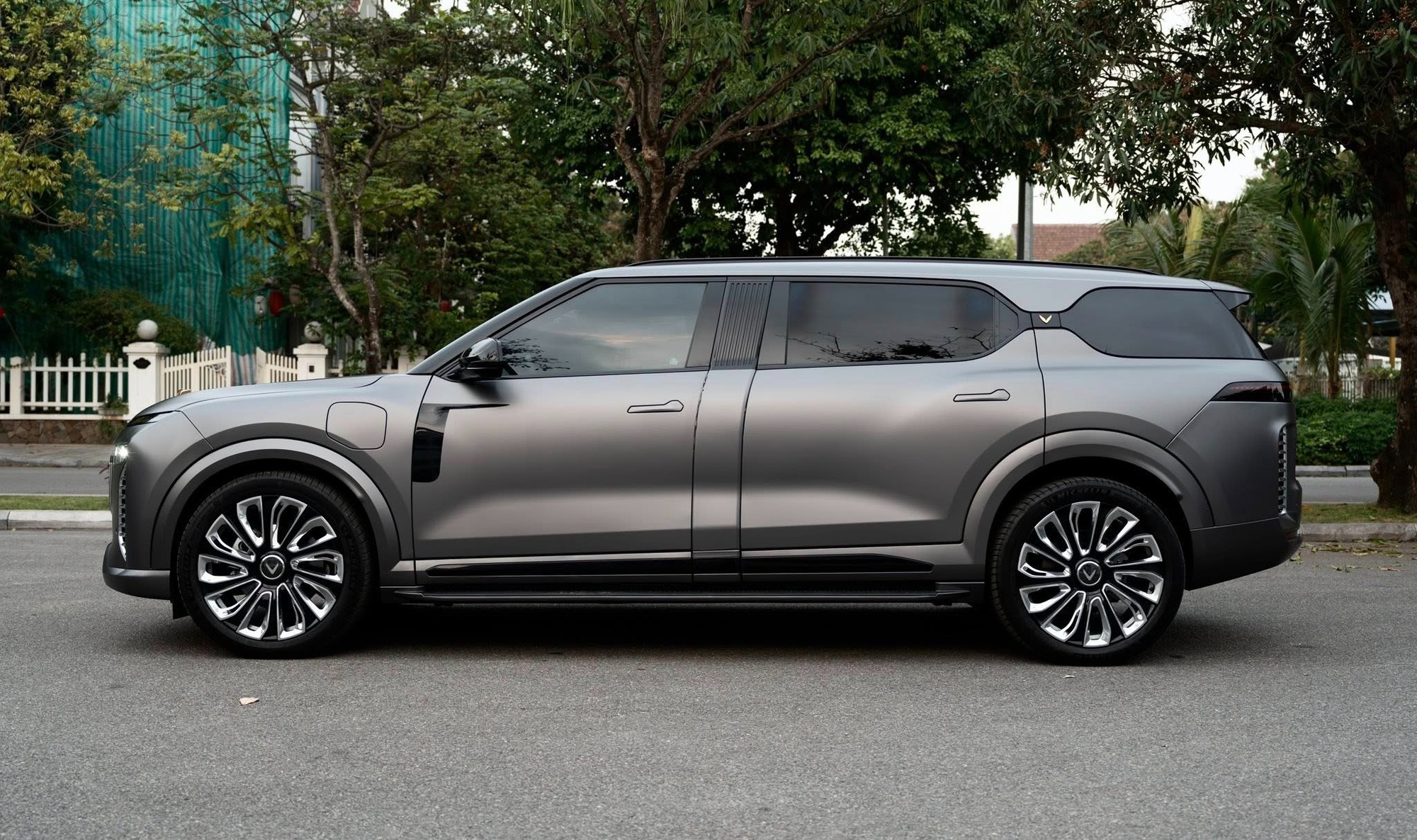 CEO GSM flex nhẹ Lạc Hồng 900 LX bản ghi xám cực lạ, 'vibe' chủ tịch ngập tràn: 'Tôi thay đổi để nhìn lực và trẻ trung hợp với độ tuổi 18+ của mình'- Ảnh 2. CEO GSM flex nhẹ Lạc Hồng 900 LX bản ghi xám cực lạ, 'vibe' chủ tịch ngập tràn: 'Tôi thay đổi để nhìn lực và trẻ trung hợp với độ tuổi 18+ của mình'- Ảnh 2.