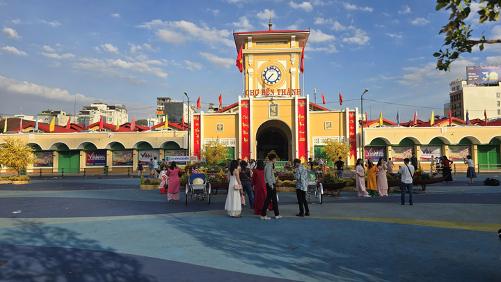 Cảnh vắng lặng hiếm thấy của đường phố Hà Nội, TP.HCM sáng mùng 1 Tết- Ảnh 5.