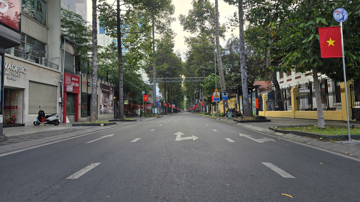 Cảnh vắng lặng hiếm thấy của đường phố Hà Nội, TP.HCM sáng mùng 1 Tết- Ảnh 1.