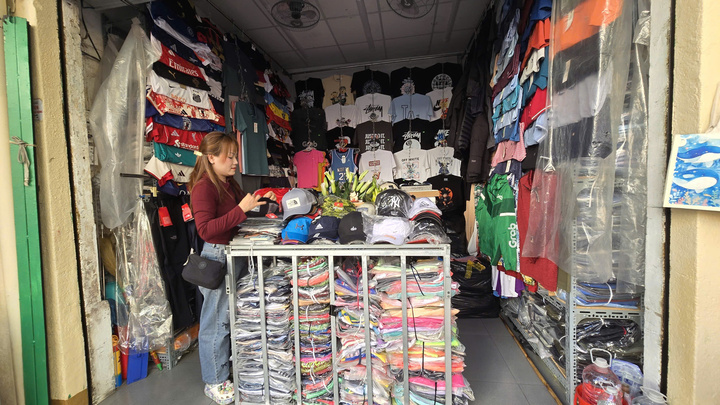 Cảnh vắng lặng hiếm thấy của đường phố Hà Nội, TP.HCM sáng mùng 1 Tết- Ảnh 6.