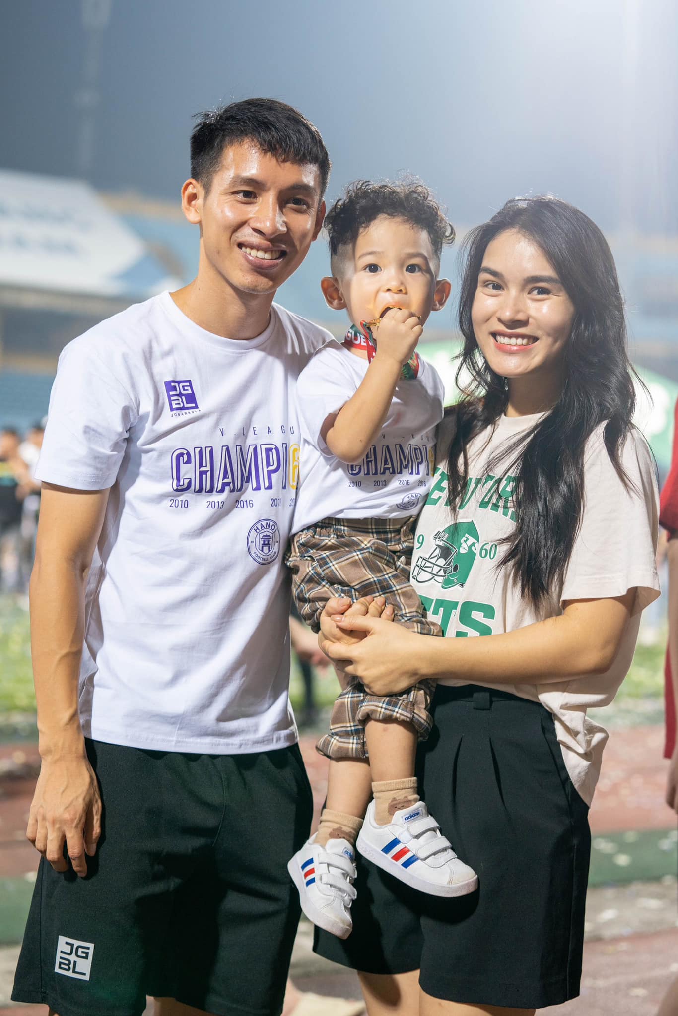 "Vuýp" nhất đêm Giao thừa: Tuyển thủ Việt Nam khoe biệt thự chục tỷ mới tậu, quà tết là con gái mới chào đời- Ảnh 5. "Vuýp" nhất đêm Giao thừa: Tuyển thủ Việt Nam khoe biệt thự chục tỷ mới tậu, quà tết là con gái mới chào đời- Ảnh 5.