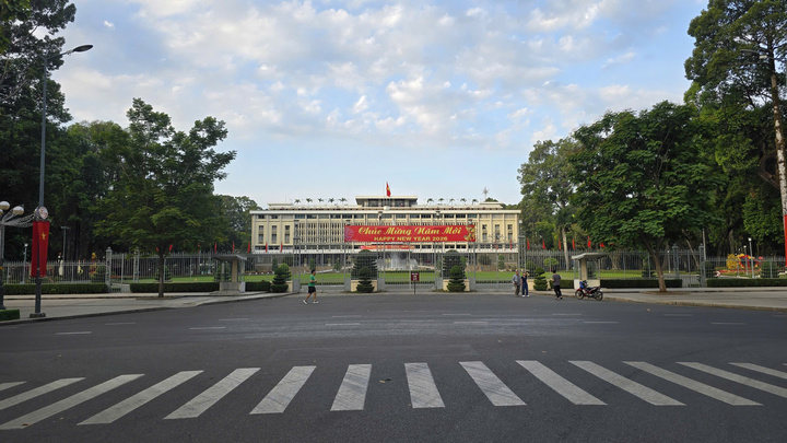 Cảnh vắng lặng hiếm thấy của đường phố Hà Nội, TP.HCM sáng mùng 1 Tết- Ảnh 2.