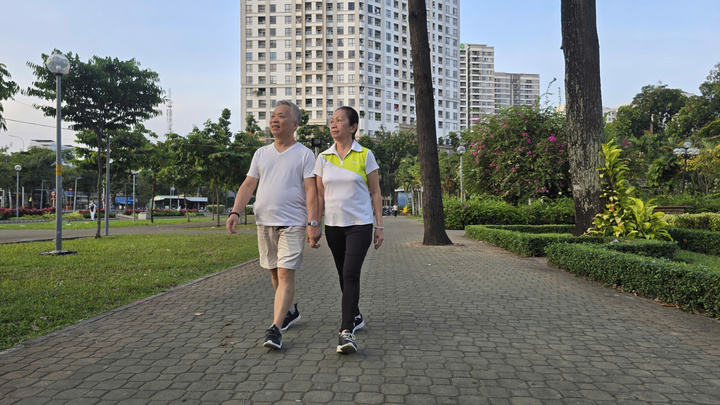 Cảnh vắng lặng hiếm thấy của đường phố Hà Nội, TP.HCM sáng mùng 1 Tết- Ảnh 4.