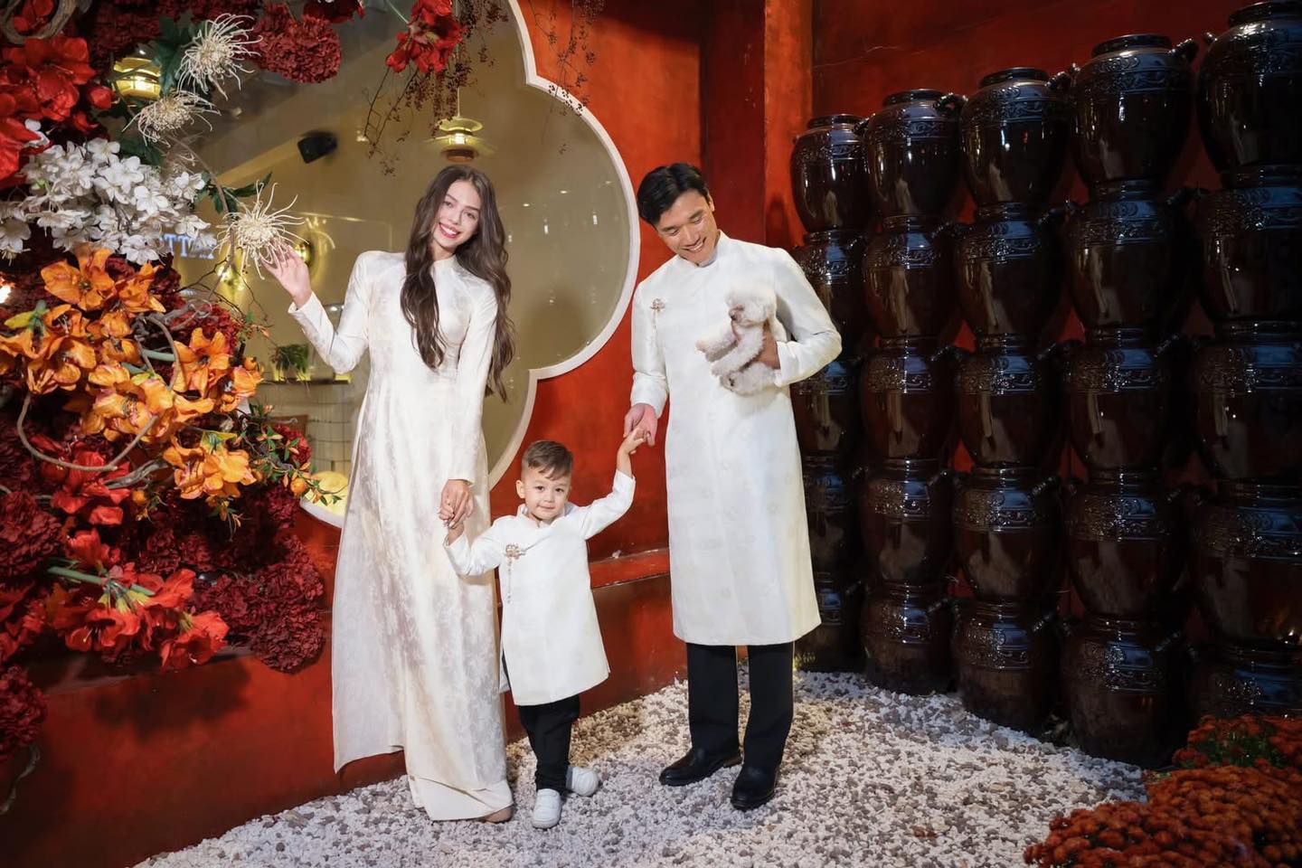 Gia đình Bùi Tiến Dũng và vợ mẫu tây diện áo dài đón Tết: Visual sáng bừng, cả nhà ai cũng cực phẩm- Ảnh 3.