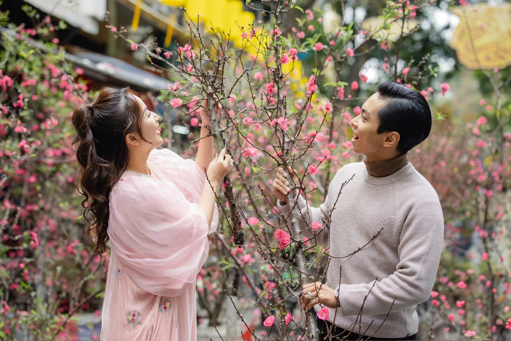 Khánh Thi khoe nhan sắc mẹ 3 con rạng rỡ trong bộ ảnh cực tình bên Phan Hiển đón Tết ở Hà Nội- Ảnh 2.