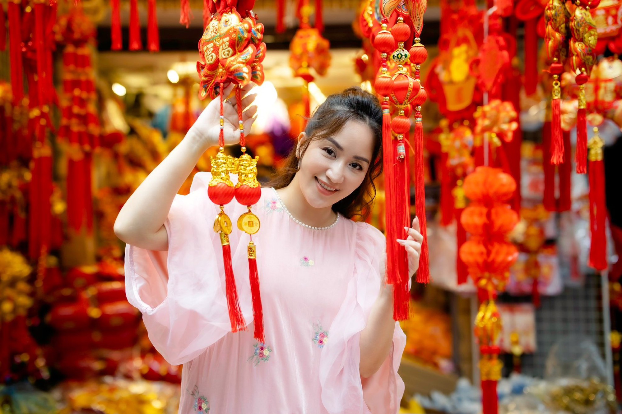 Khánh Thi khoe nhan sắc mẹ 3 con rạng rỡ trong bộ ảnh cực tình bên Phan Hiển đón Tết ở Hà Nội- Ảnh 11.