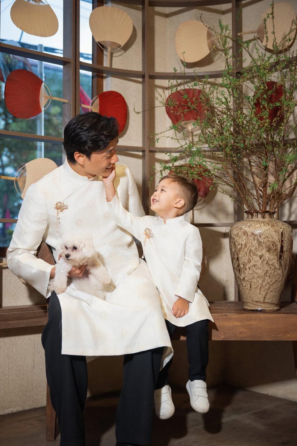 Gia đình Bùi Tiến Dũng và vợ mẫu tây diện áo dài đón Tết: Visual sáng bừng, cả nhà ai cũng cực phẩm- Ảnh 8.