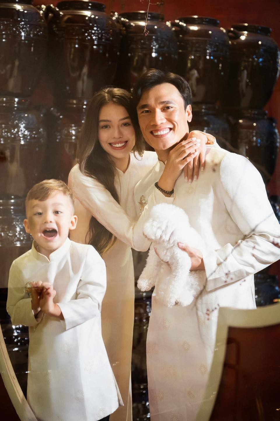 Gia đình Bùi Tiến Dũng và vợ mẫu tây diện áo dài đón Tết: Visual sáng bừng, cả nhà ai cũng cực phẩm- Ảnh 6.
