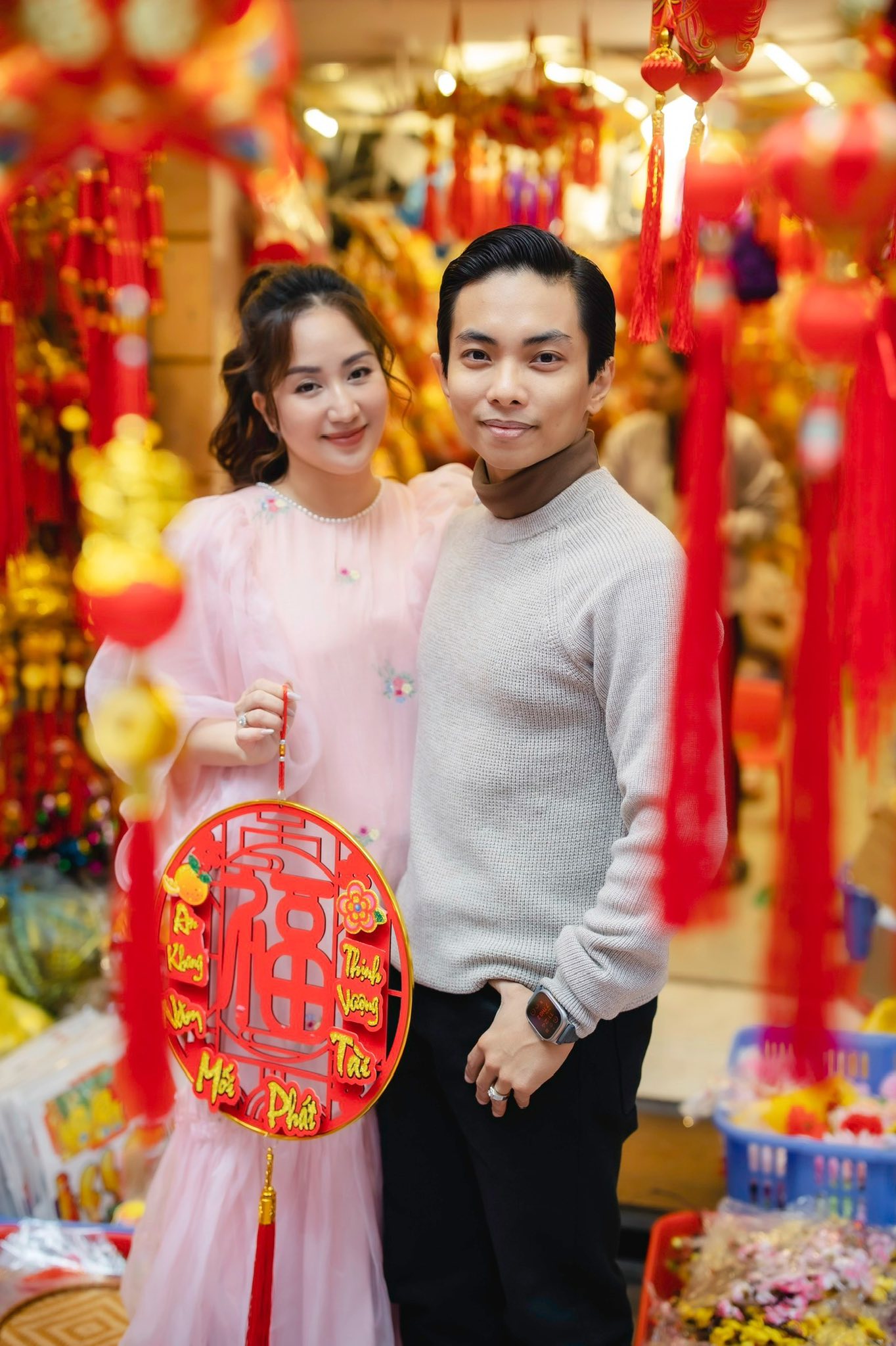 Khánh Thi khoe nhan sắc mẹ 3 con rạng rỡ trong bộ ảnh cực tình bên Phan Hiển đón Tết ở Hà Nội- Ảnh 6.