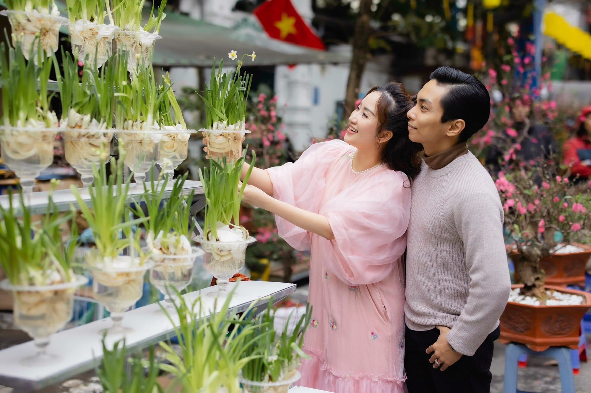 Khánh Thi khoe nhan sắc mẹ 3 con rạng rỡ trong bộ ảnh cực tình bên Phan Hiển đón Tết ở Hà Nội- Ảnh 4.